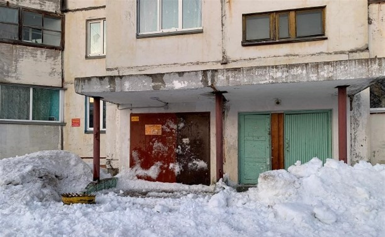 Прокуратура заинтересовалась случаем в Долинске, где на девушку обрушился снег