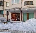 Прокуратура заинтересовалась случаем в Долинске, где на девушку обрушился снег