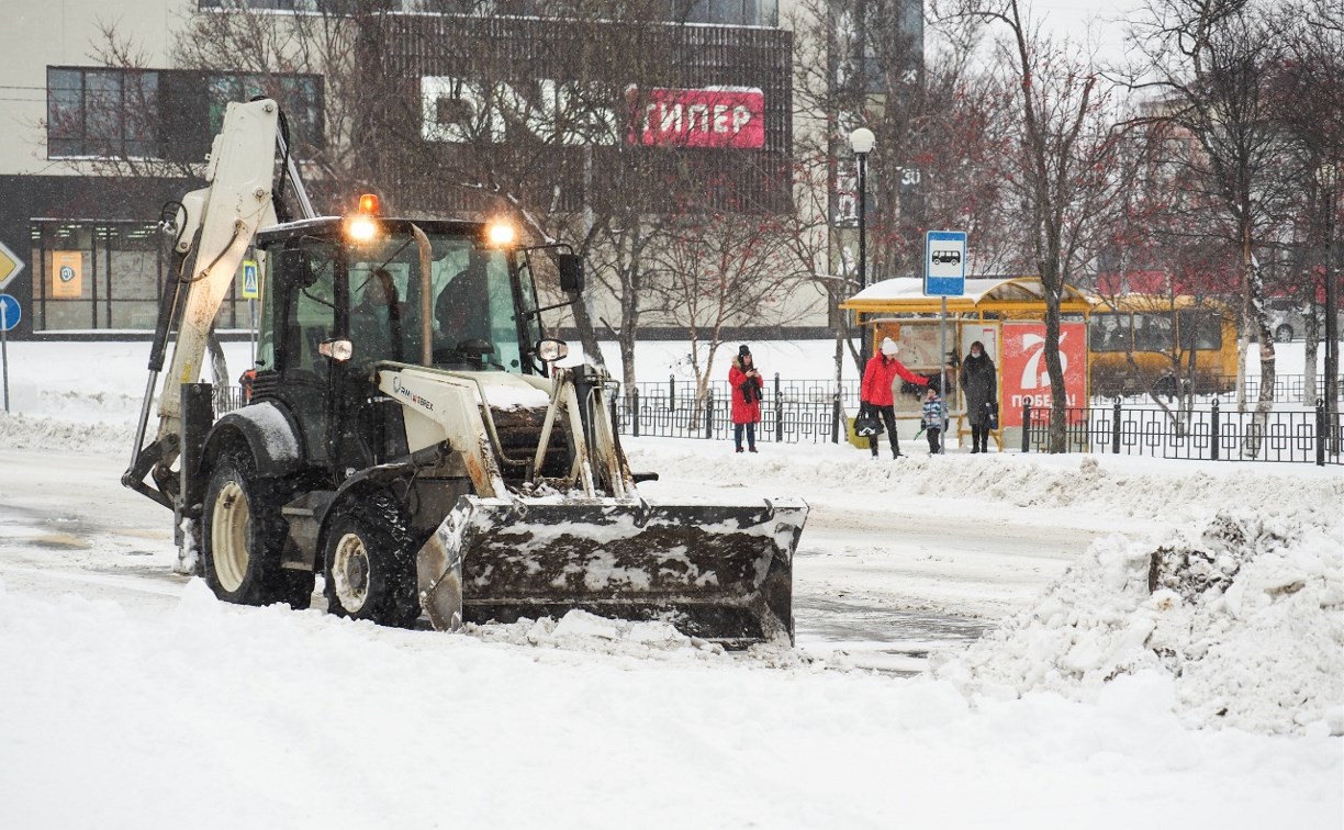 Последствия снежного циклона устраняют в Корсаковском районе