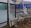 На Итурупе сильный ветер разнес автобусную остановку 