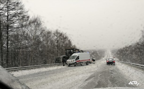 Две серьезные аварии произошли на Корсаковской трассе днем 4 февраля