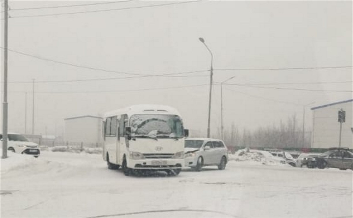Очевидцев столкновения Hyundai County Kuzbass и Toyota Corolla Fielder ищут в Южно-Сахалинске