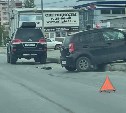 Хэтчбек отбросило на тротуар в результате ДТП в Южно-Сахалинске