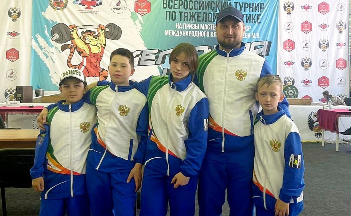 Сахалинцы завоевали пять медалей всероссийских соревнований по тяжелой атлетике