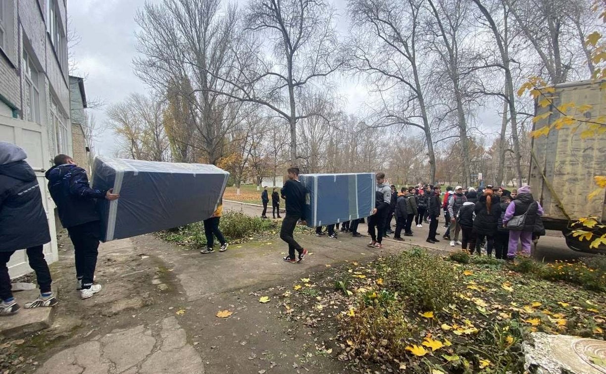 Шахтёрск в ДНР получил в подарок от Сахалина новую партию спортивного  инвентаря - Новости Сахалинской области - astv.ru