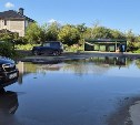 Жители одного из домов в Анивы вынуждены выносить мусор в соседний двор из-за гигантской лужи 