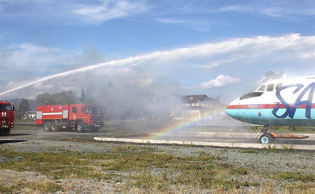 «Горящий» самолет и разлитое топливо потушили в аэропорту Южно-Сахалинска