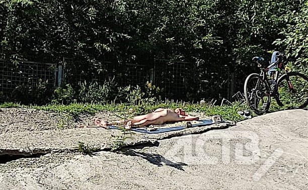 Голый мужчина у водохранилища в Южно-Сахалинске не постеснялся даже мальчиков-подростков