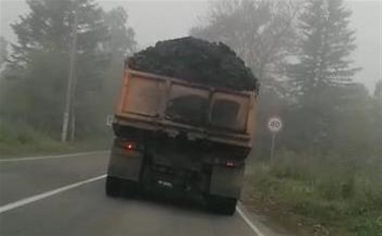 Уголь с груженого самосвала едва не пробил лобовое стекло машины на Сахалине