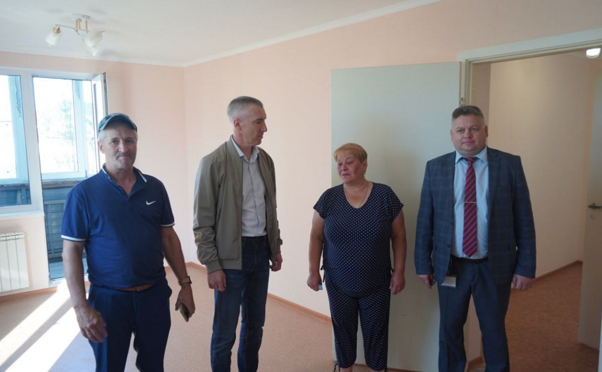 Жительница Анивы получила ключи от новой квартиры