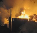 Постройку на Лесозаводской улице тушили пожарные Холмска