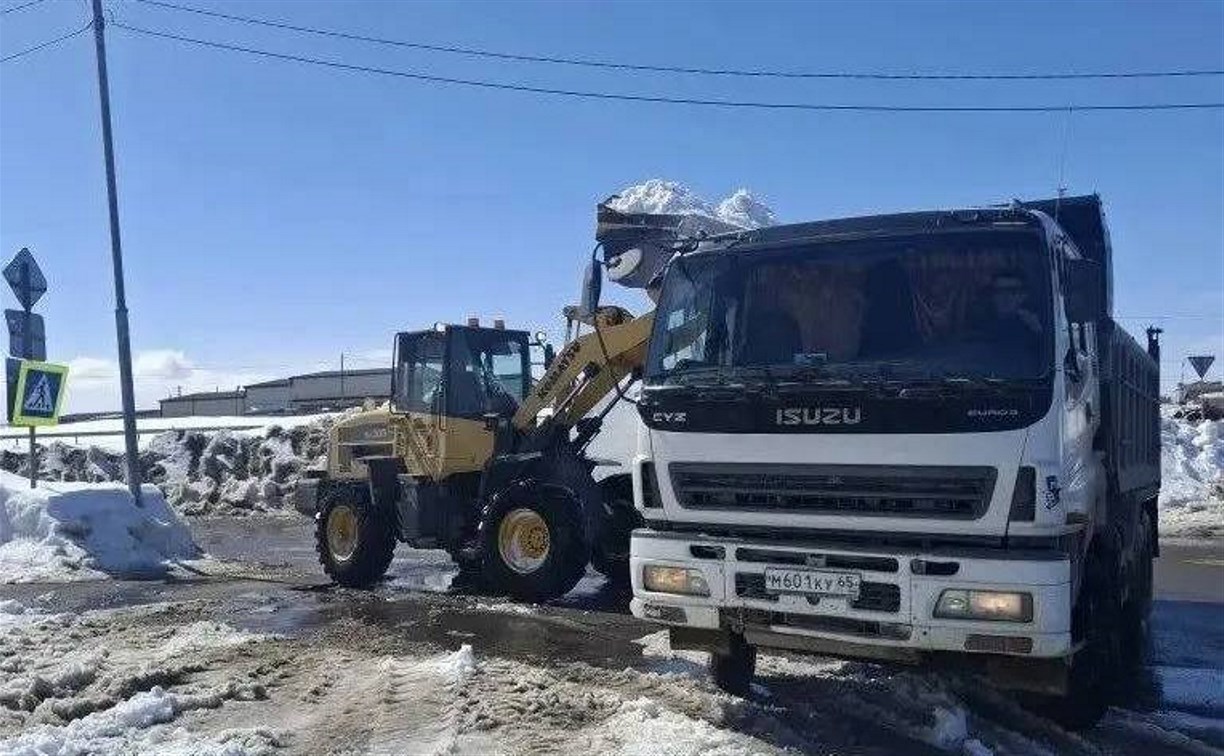Более 16 тысяч кубометров снега вывезли на полигон в Охе