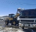 Более 16 тысяч кубометров снега вывезли на полигон в Охе
