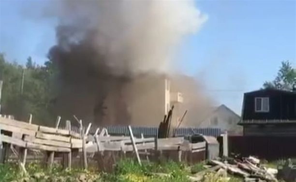 Жители Южно-Сахалинска сообщают о сильном пожаре в Октябрьском