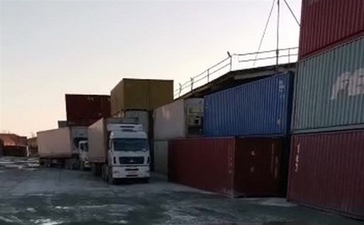 "Не хватает рук и спецтехники": сахалинец снял на видео коллапс в порту Корсакова