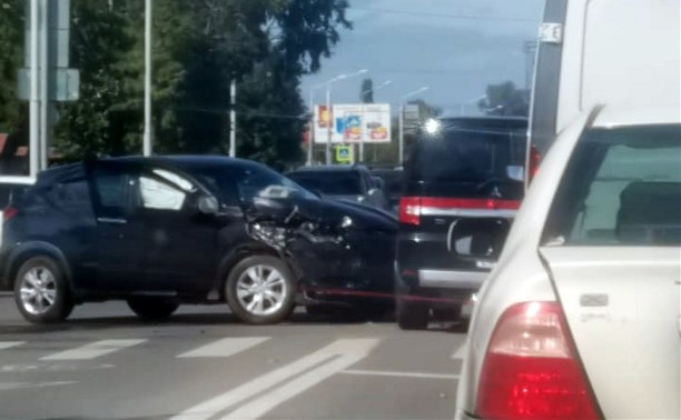 "УАЗ снес ограждение и въехал в столб": на Ленина - Бумажной в Южно-Сахалинске столкнулись три авто