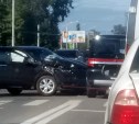 "УАЗ снес ограждение и въехал в столб": на Ленина - Бумажной в Южно-Сахалинске столкнулись три авто
