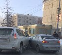 Внедорожник и седан столкнулись в Южно-Сахалинске