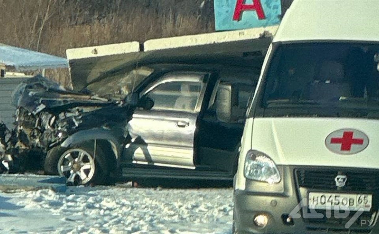 В Дачном крыша бетонной остановки упала на влетевший в неё внедорожник