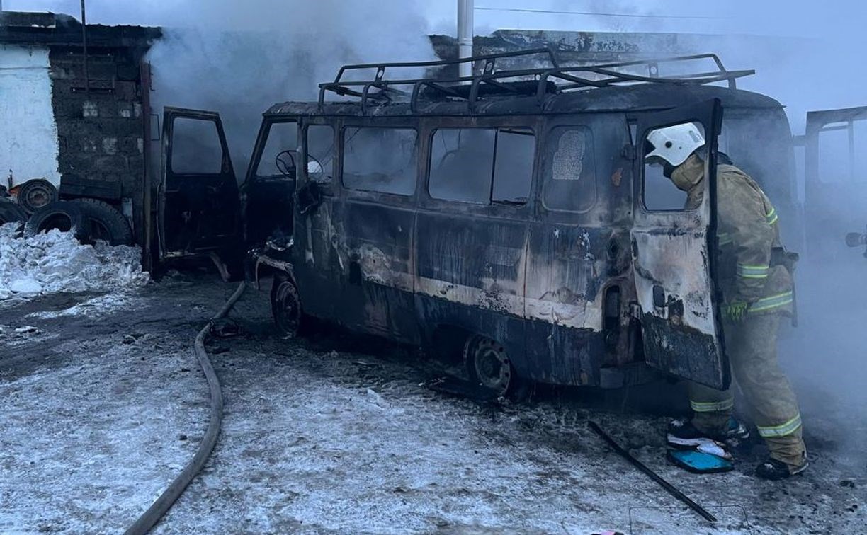 Появились фото с места пожара в кооперативном гараже на Сахалине: пламя уничтожило "буханку"