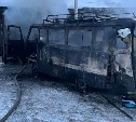 Появились фото с места пожара в кооперативном гараже на Сахалине: пламя уничтожило "буханку"