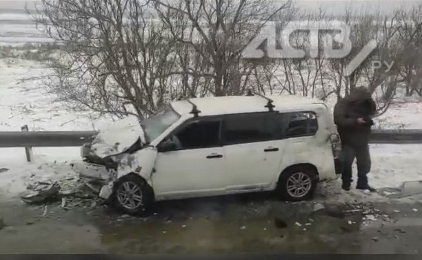 Два автомобиля жёстко столкнулись в метель на юге Сахалина
