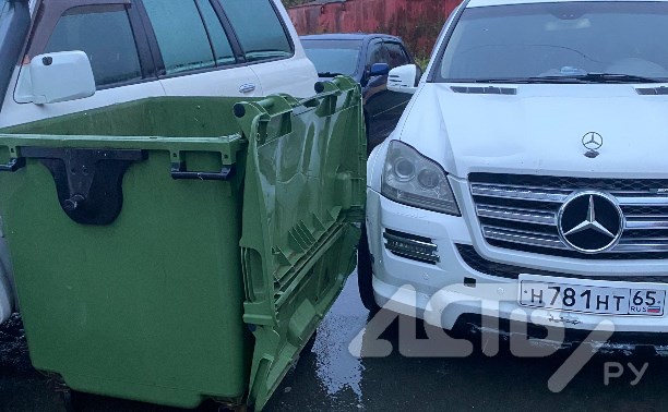 На Сахалине не могут решить, кто отвечает за "летающий" мусорный бак, разбивающий автомобили