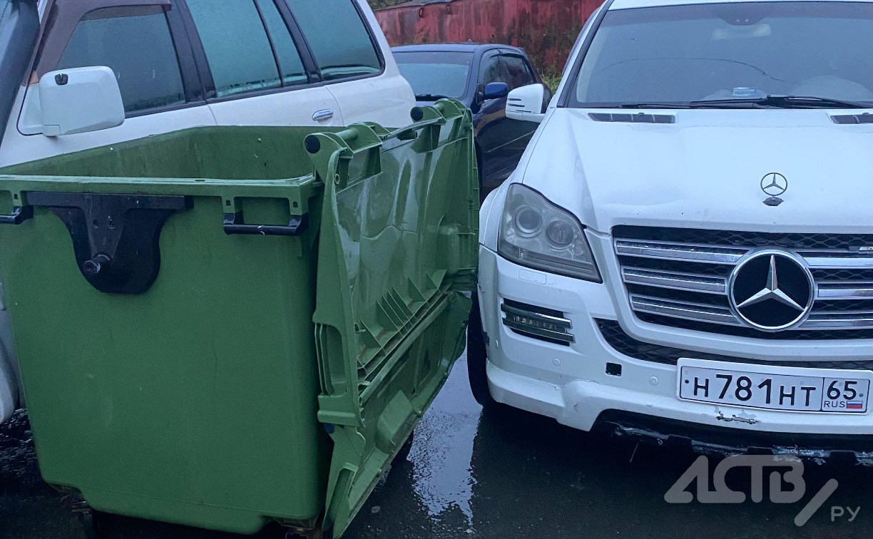 На Сахалине не могут решить, кто отвечает за "летающий" мусорный бак, разбивающий автомобили На Сахалине не могут решить, кто отвечает за "летающий" мусорный бак, разбивающий автомобили