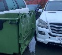 На Сахалине не могут решить, кто отвечает за "летающий" мусорный бак, разбивающий автомобили