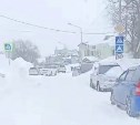 Автобус №62 в Южно-Сахалинске не может вернуться на свой маршрут из-за заставленных автомобилей 