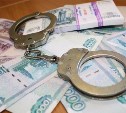 Несколько сотен тысяч рублей и автомобиль вымогал сахалинец у предпринимателя 