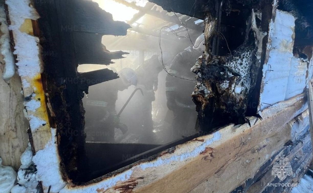 Пожар вспыхнул на территории разрушенного здания в сахалинском селе