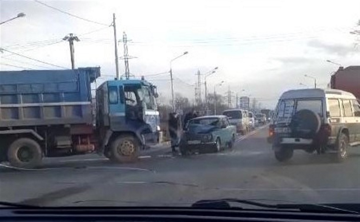 "Жигули" и грузовик столкнулись в Южно-Сахалинске