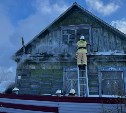 В Южно-Сахалинске загорелся чердак жилого дома