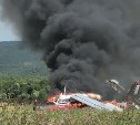 Очевидцы: самолет аварийно сел в поле и загорелся на Сахалине 