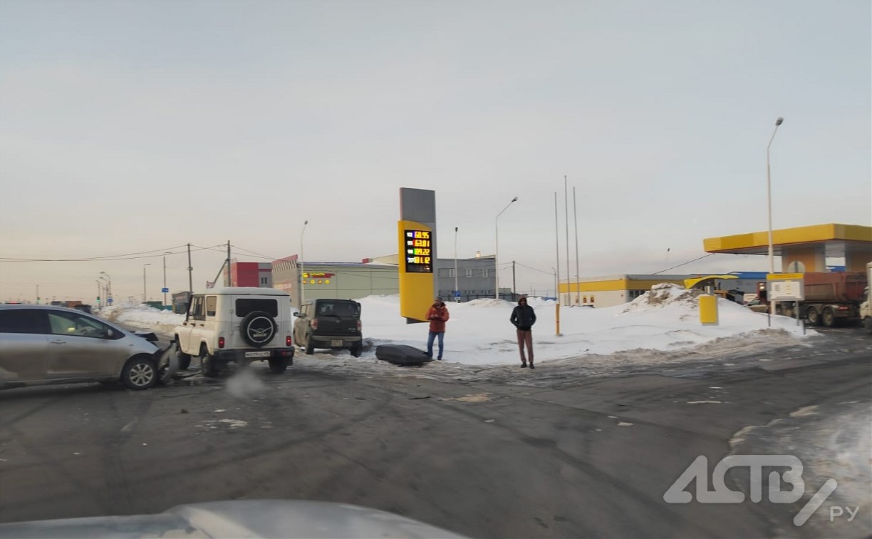 "С крыши слетел автобокс": у АЗС в Южно-Сахалинске ДТП с участием хэтчбека и минивэна