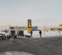 "С крыши слетел автобокс": у АЗС в Южно-Сахалинске ДТП с участием хэтчбека и минивэна