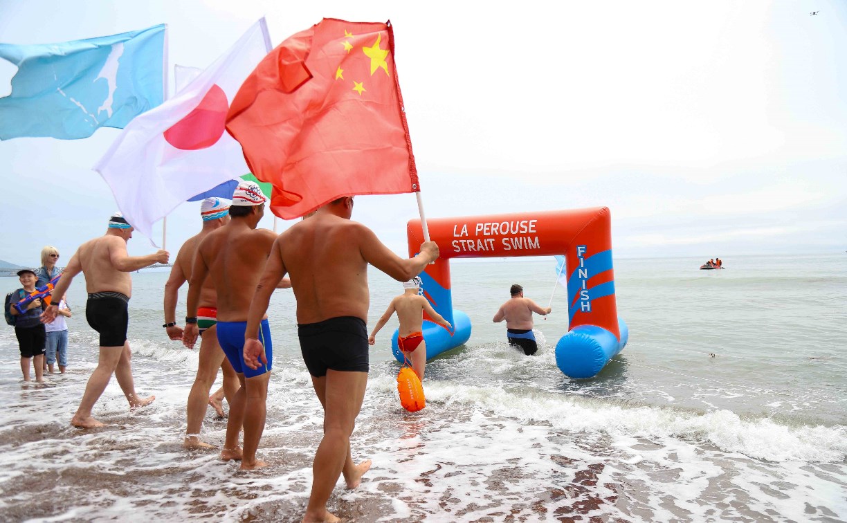 Спортсмены дали старт международному заплыву "Сахалин-Хоккайдо"