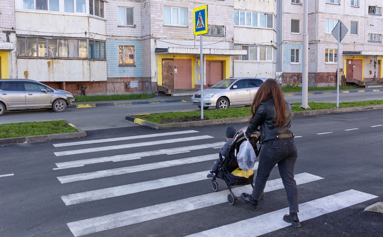 Новый асфальт, "зебры", тротуары: в Южно-Сахалинске завершили ремонт улицы Саранской