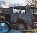 На окраине Южно-Сахалинска на ходу загорелась "Нива", водитель пытался её потушить