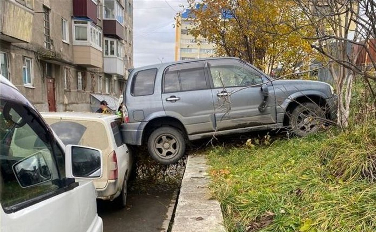 Коврик стал причиной странного ДТП в Холмске