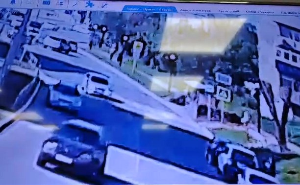Девятилетняя девочка попала под колёса автомобиля в Холмске