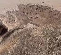 "Промыло всё до скалы": новые кадры мощного обрушения дороги на Сахалине