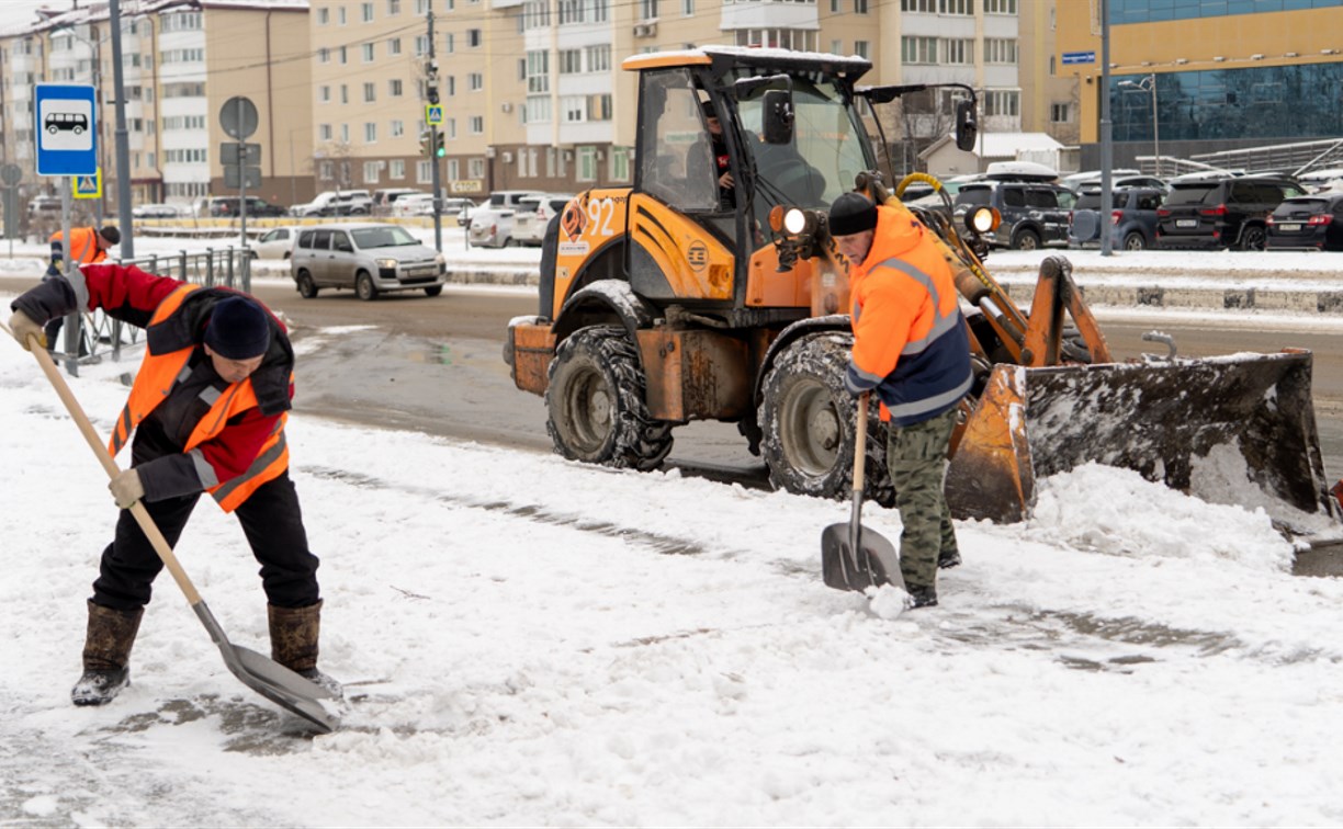 Южно-Сахалинск борется с последствиями снегопада: на уборку улиц вышла 41 единица техники