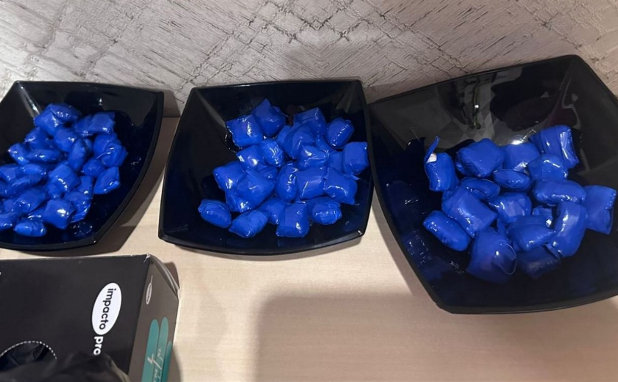 Москвич прилетел на Сахалин покататься на лыжах и прихватил с собой полкило наркотиков