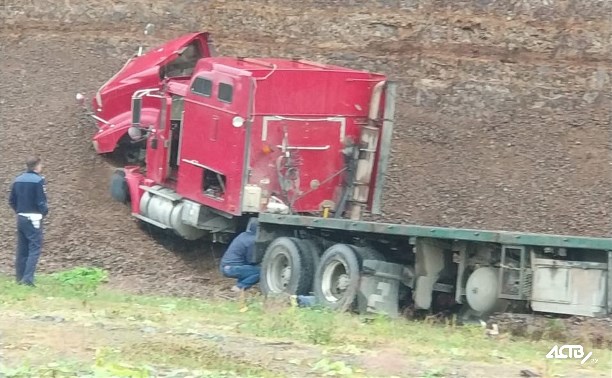 Водитель длинномера чудом выжил, врезавшись в сопку на Ловецком перевале