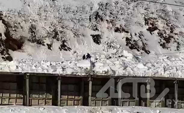 Дети устроили игры на склоне сопки под снежной шапкой в Горнозаводске