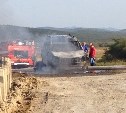 Внедорожник сгорел на переезде в Томаринском районе