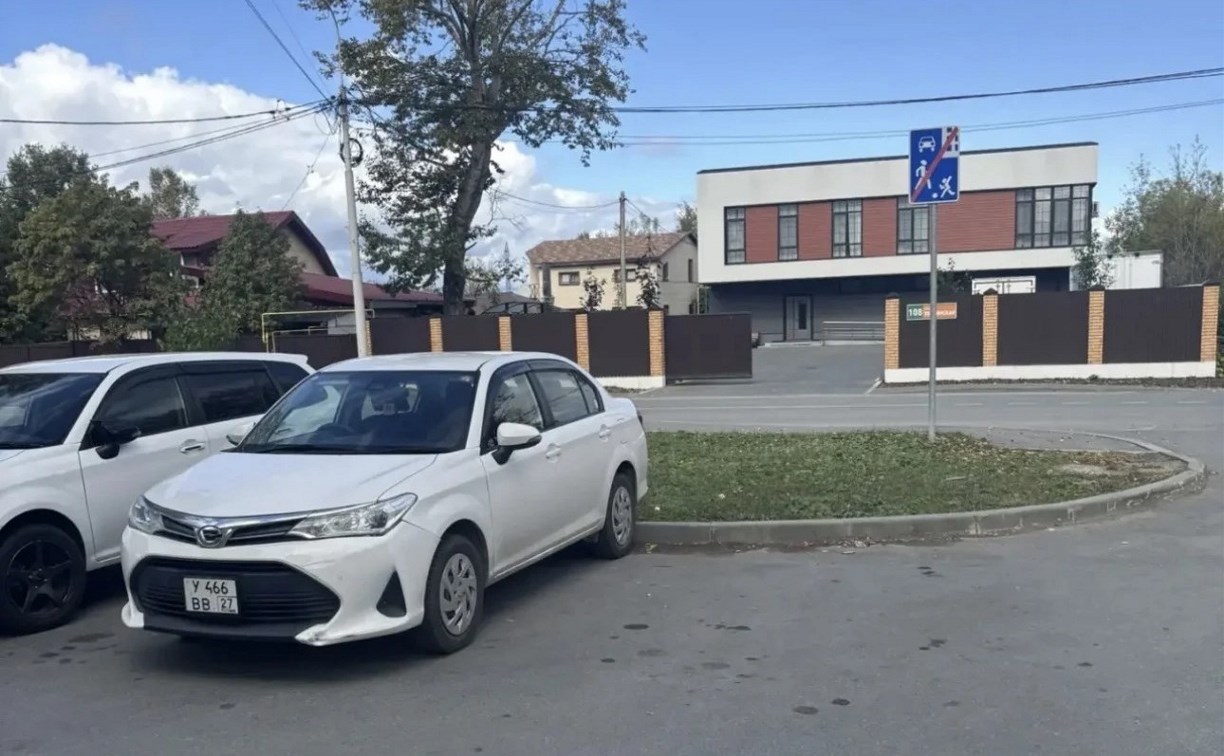 В Южно-Сахалинске разыскивают того, кто повредил стоящий Axio и скрылся  
