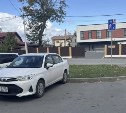В Южно-Сахалинске разыскивают того, кто повредил стоящий Axio и скрылся  